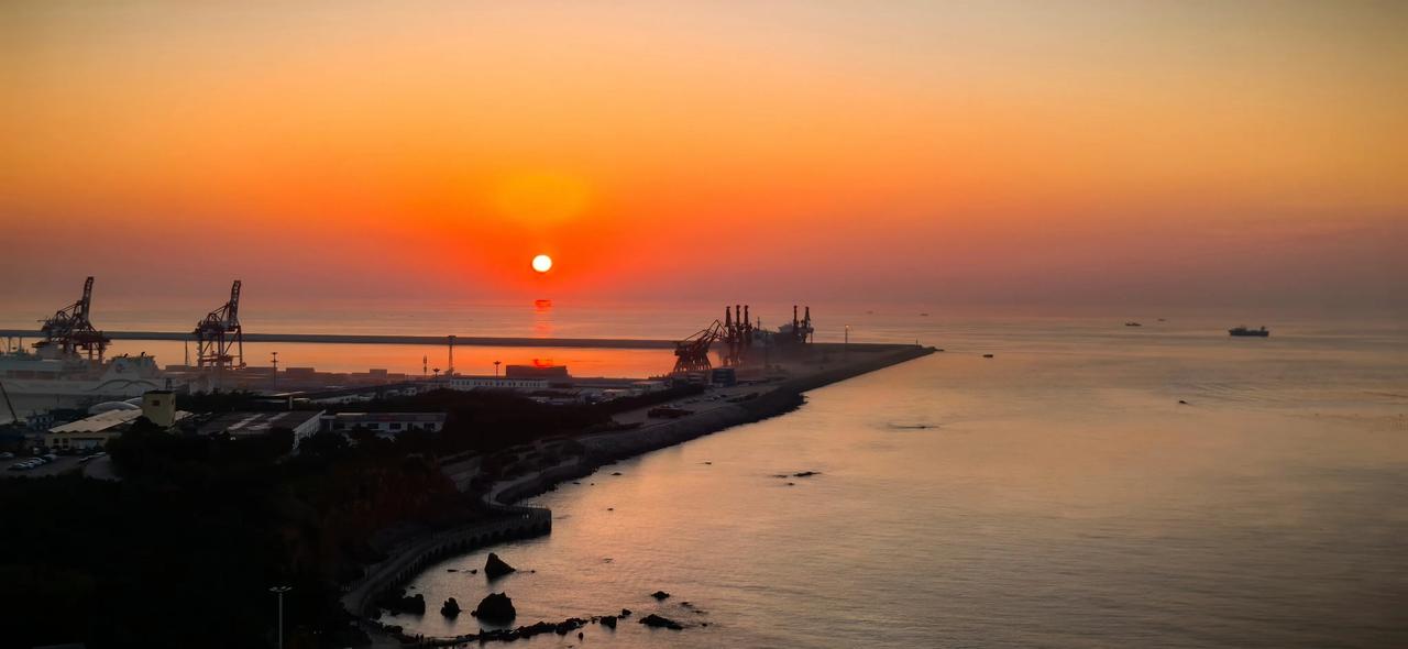 最美不过夕阳红。夕阳西下，风光无限好。在红红的夕阳映衬之下，周围也都变成红色了