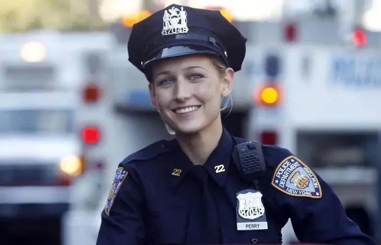 离谱！美国达拉斯一女警回家走错楼层，把四楼当自家三楼，推门看见 26 岁黑人男子