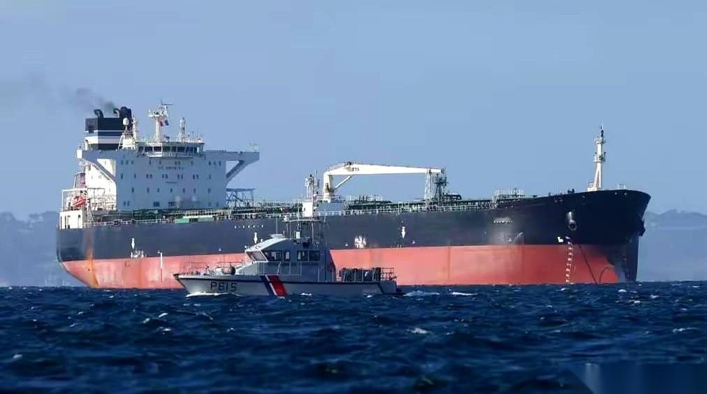 法国海军，在距离本土700多公里的公海上，直接堵死了一艘俄罗斯油轮。
这不是警告
