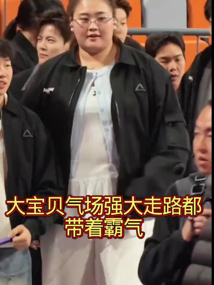 大宝贝气场强大，走路都带着霸气。
