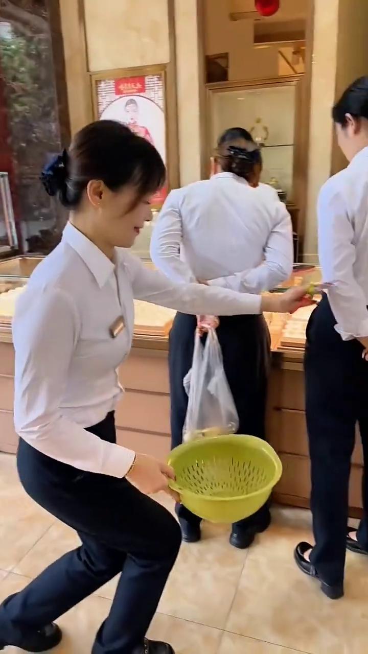 干什么？要做一个专业的演员吗？蒙了吧？脑瓜子是不是嗡嗡的？玩呢？