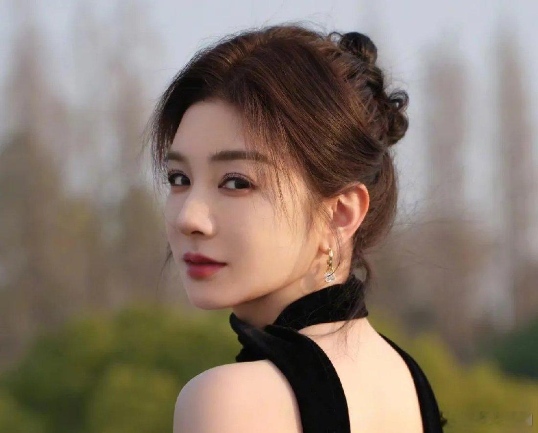 黄奕，深夜激动发文！2月18日深夜，黄奕突然在社交平台发文，虽然只有短短十几个字