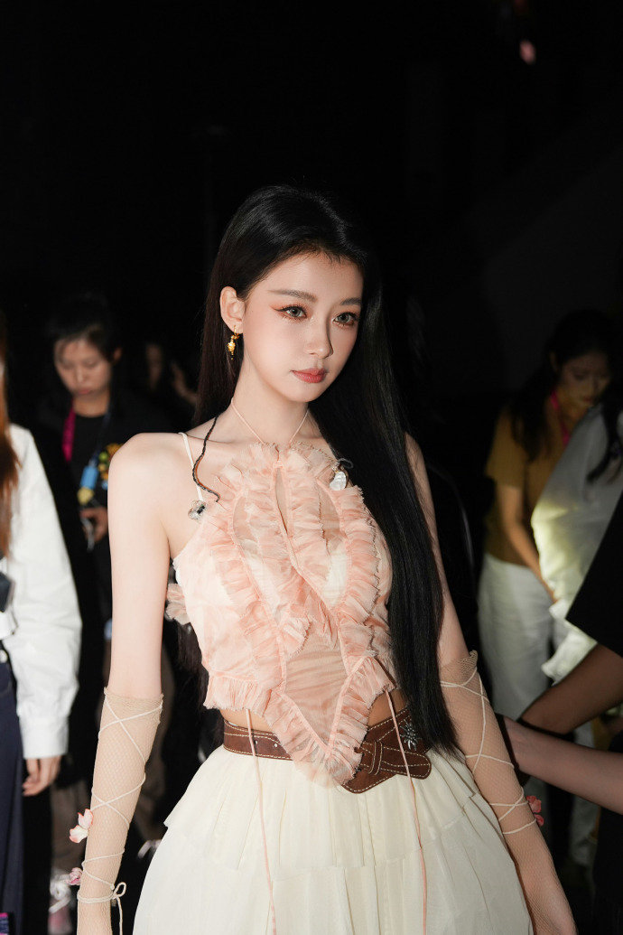 孙怡曾沛慈又抱上了一公的安慰抱抱是心疼与鼓励，现在的相拥是熟悉与亲近，姐姐们的感