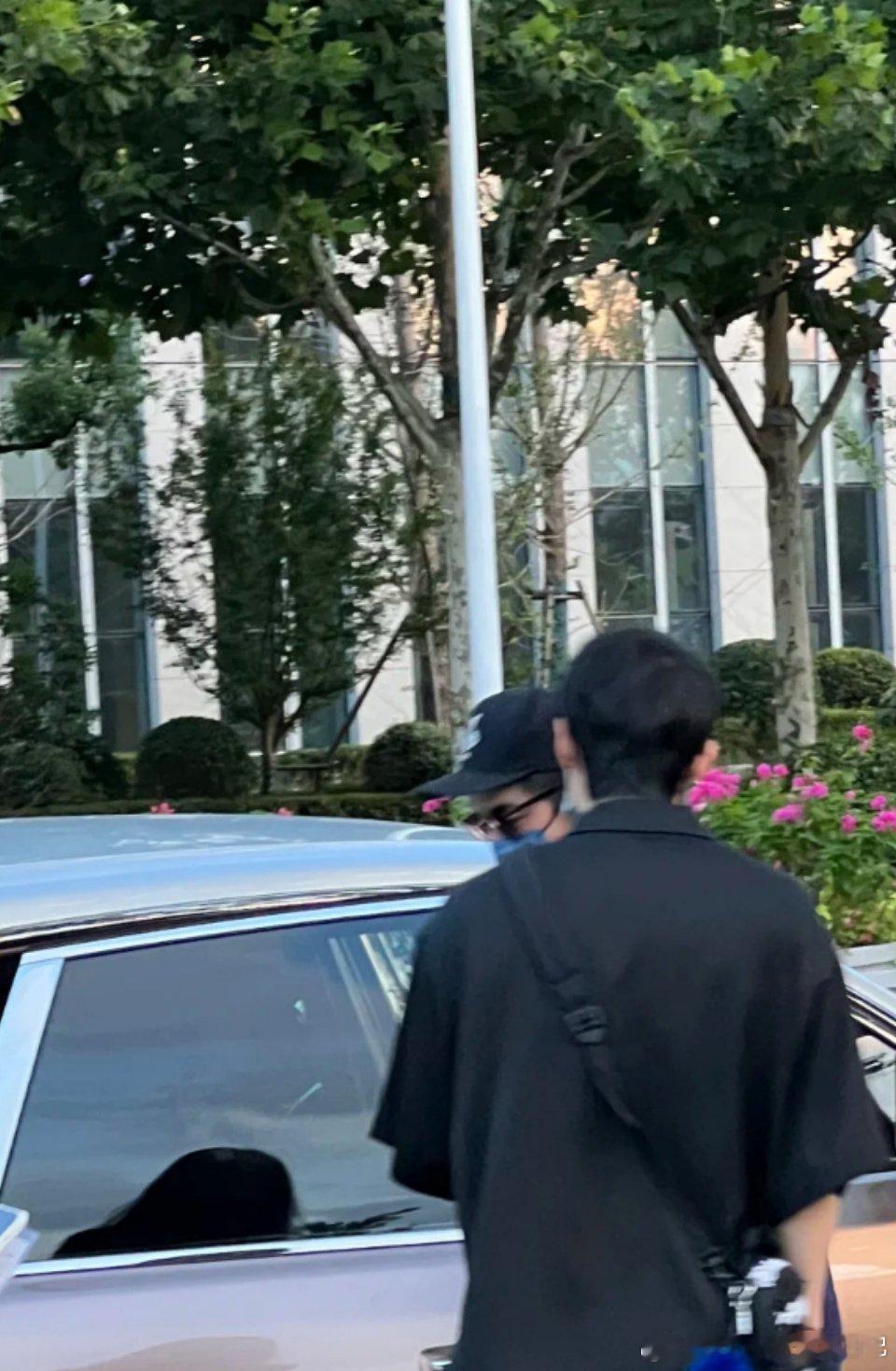 #金世佳去了檀健次演唱会#呜呜！网友偶遇金世佳去看檀健次演唱会[苦涩]！ #金世