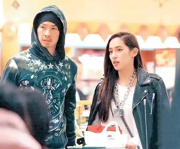 疑似吴建豪老婆正脸照离婚8年吴建豪晒牵手照官宣再婚，娇妻身份保密，否认因孕结婚 