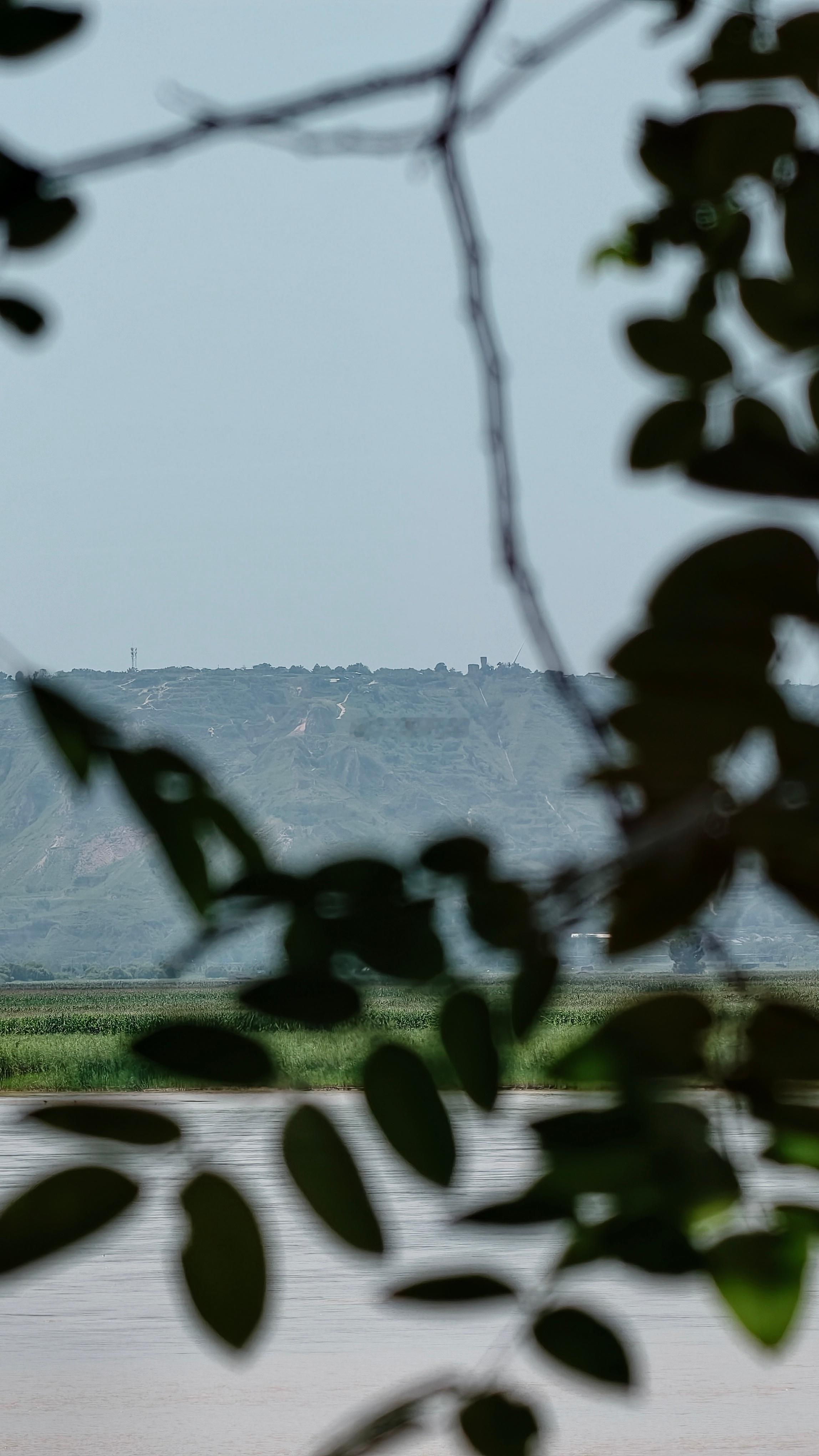 黄河旅游一号公路两边的风景美啊～ 