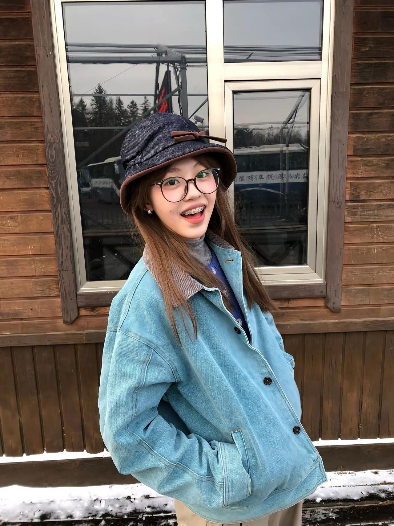 她的睫毛弯的嘴角 无预警地对我笑