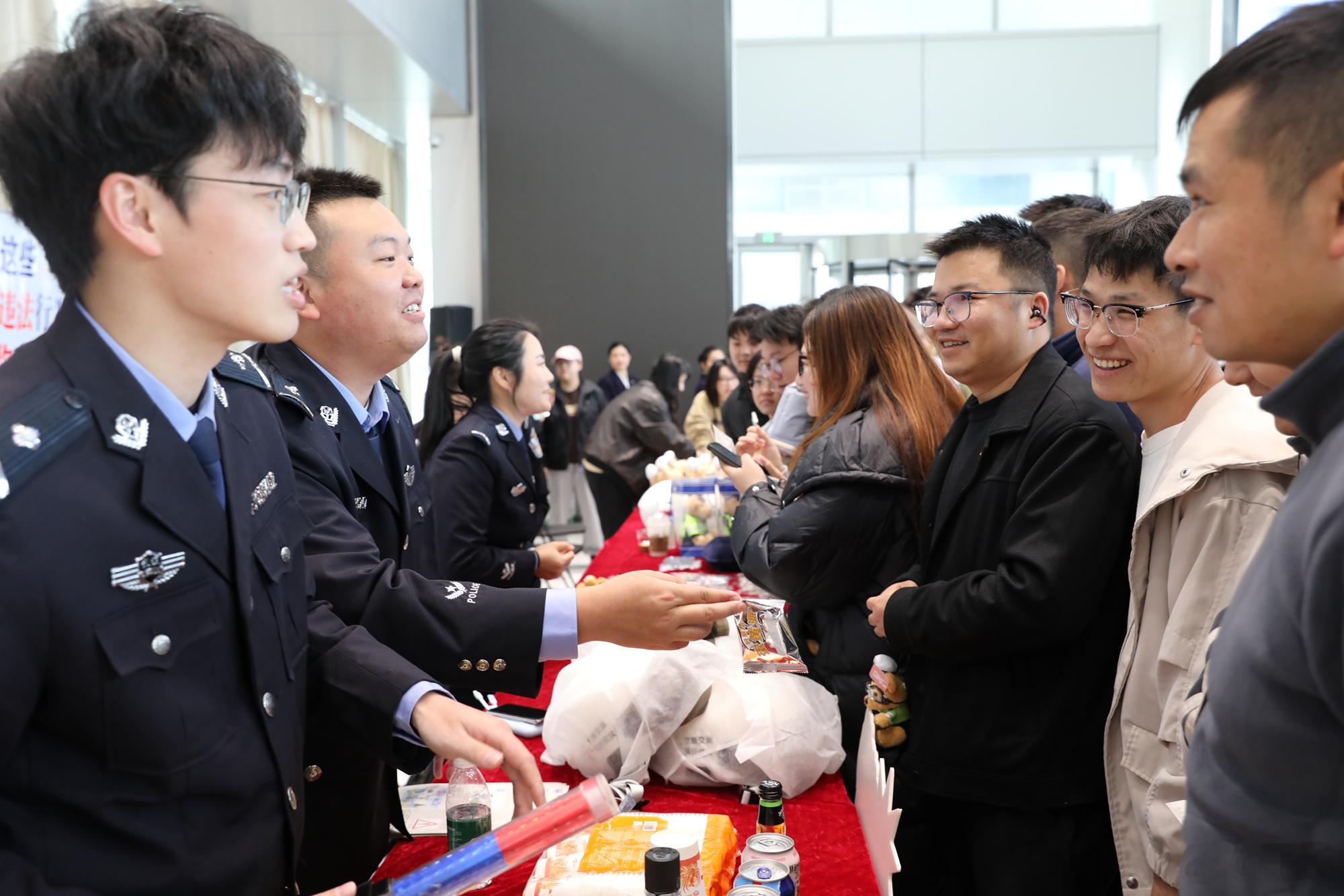 12月2日全国交通安全日，东湖高新区交通管理大队围绕“文明交通 礼行天下”主题，