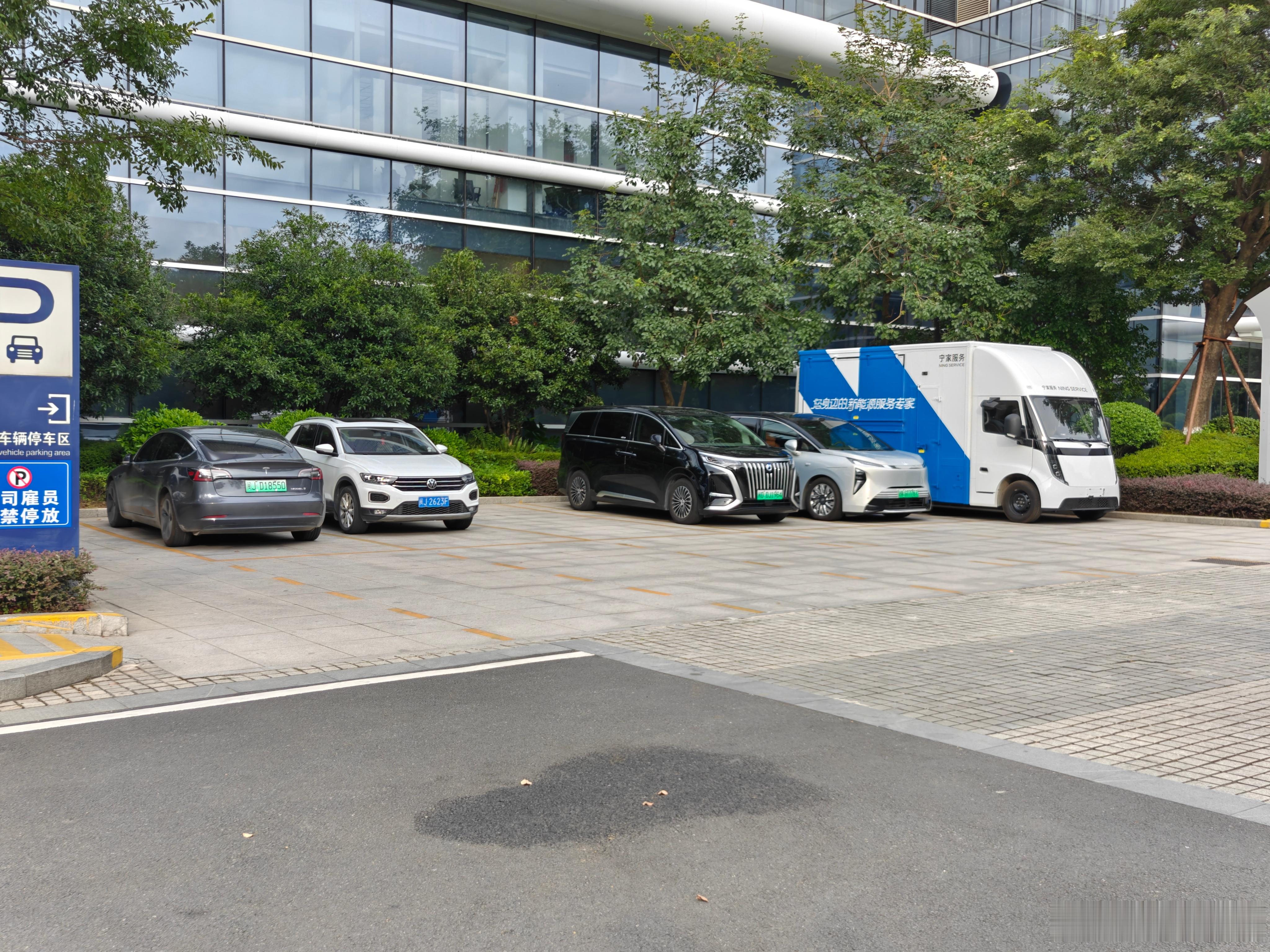 谁把腾势开进来了，这是打入内部了 宁德·宁德时代新能源科技股份有限公司科技大楼