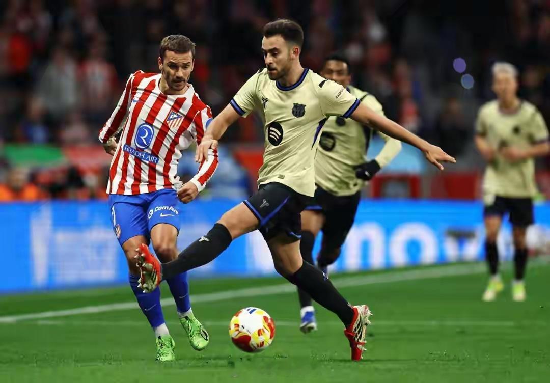 2月13日足坛焦点战，国王杯半决赛首回合，马竞主场4-0大胜十人巴萨，格列兹曼、