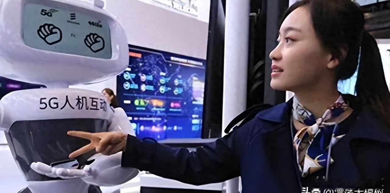 歼-20后座多了个“AI武器官”，外媒吵翻天，它到底干了啥？
最近听部队朋友聊天