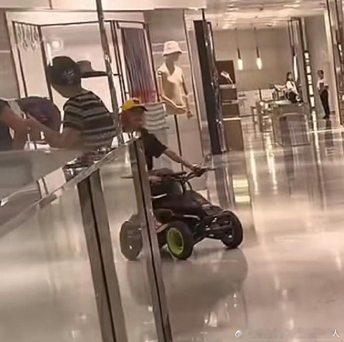 商场偶遇鹿晗开小孩四轮车，他还故意放慢速度互动，笑容灿烂。这亲民又可爱的一面，谁