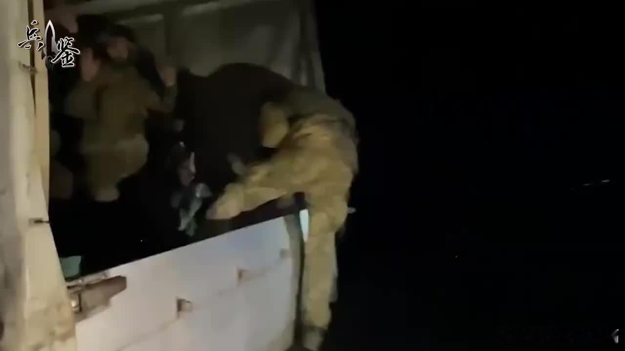 凤凰新闻【红军城彻底崩了，乌军连反抗意志都没了，一名俄军押送一群乌军】来自​​​