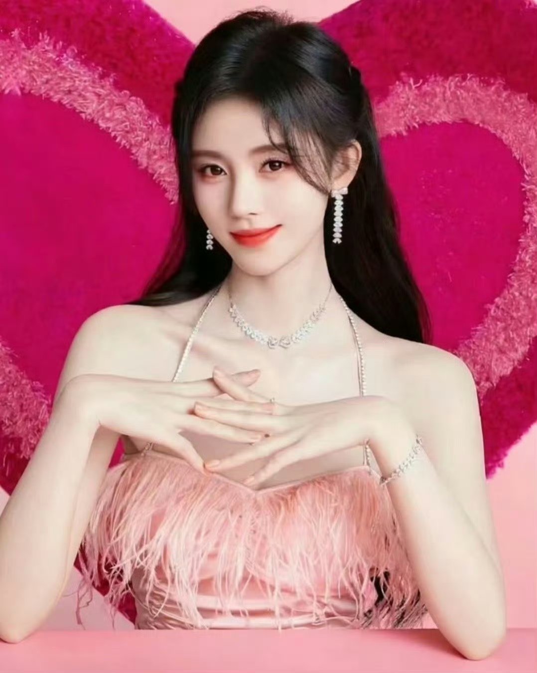 鞠婧祎舞台感染力绝了看鞠婧祎舞台全程嘴角放不下来！清亮嗓音稳如CD，舞蹈动作利落