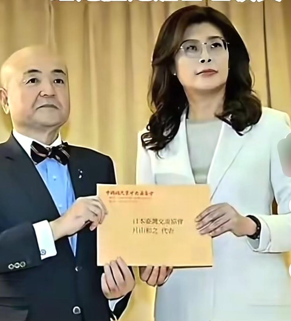 台湾地区媒体人陈辉文在节目中质问中国国民党主席郑丽文和台独金孙赖清德，日本熊本县