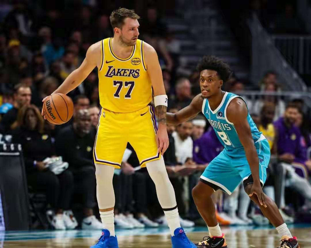 NBA25-26联盟排行常规赛场均得分最高的十位球员排名如下:

第一名，湖人的