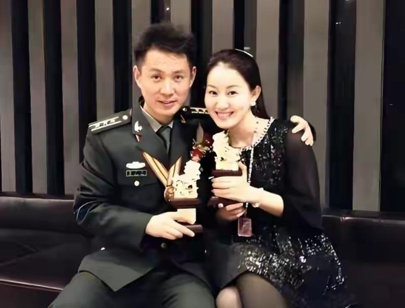 《伟大的长征》里他演刘伯承，会议桌一角坐着，台词没两句，可眼神一沉、开口前那半秒