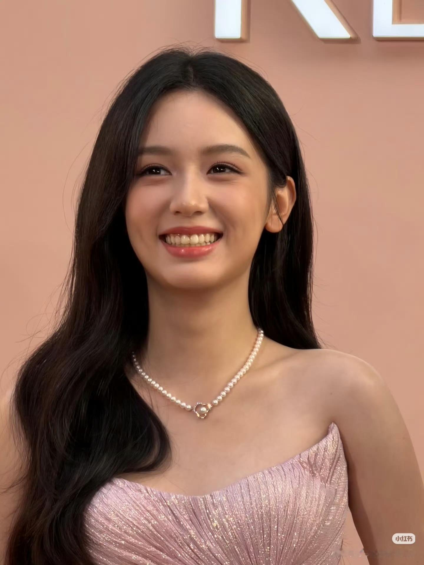 周也  今日份甜甜的生图周也也！ 