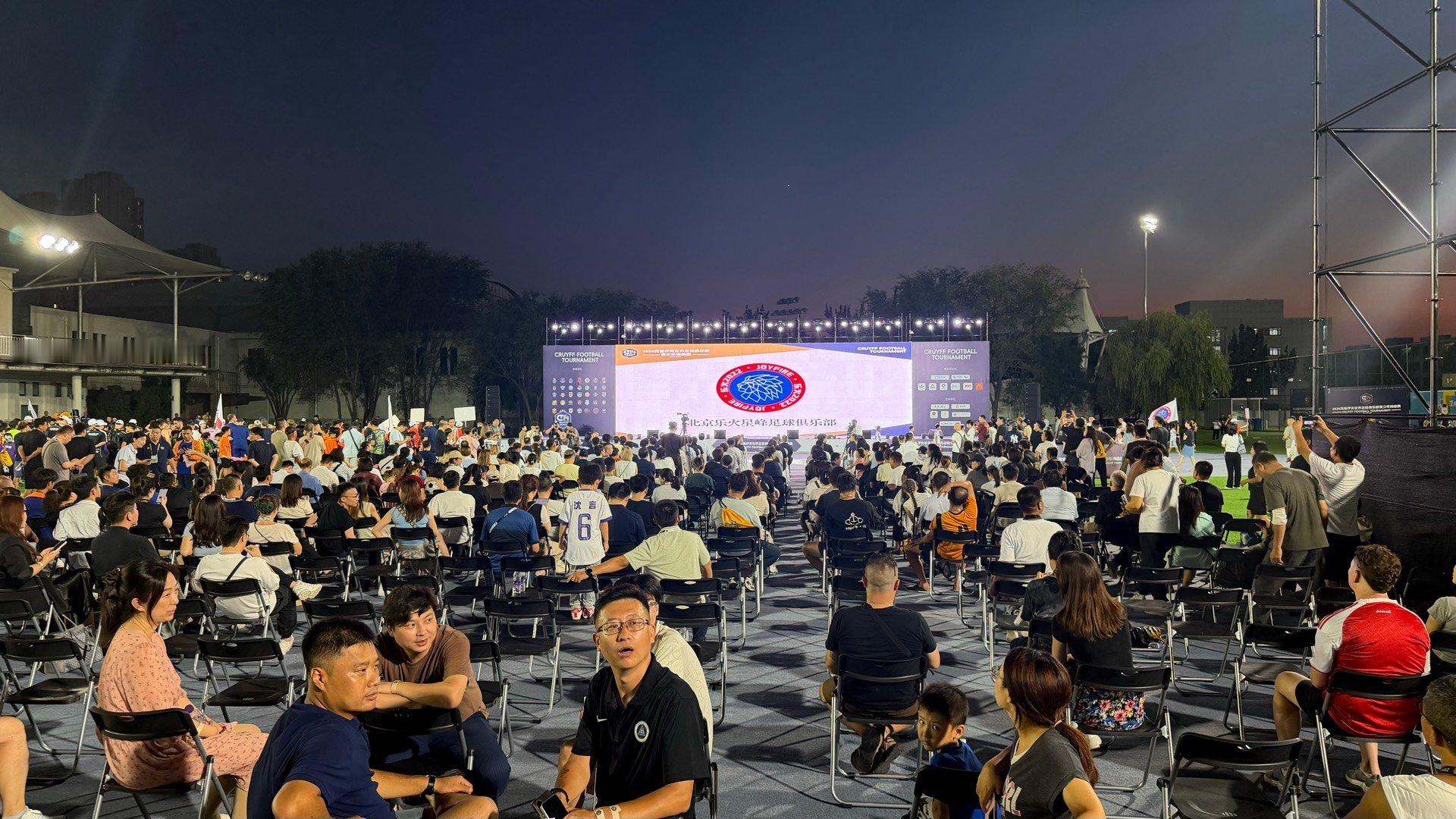 天津河西浯水道足球训练基地，今晚灯火通明，2026克鲁伊夫世界足球俱乐部青少年锦