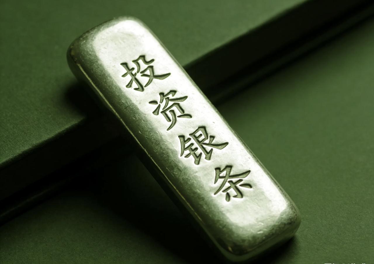 最近金银价格那走势，跟坐了跳楼机似的，断崖式下跌，瞅着就让人心慌。还好我没掺和，