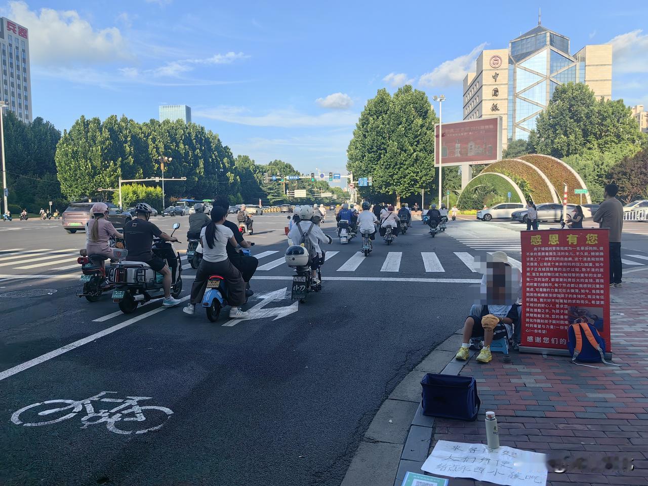 愿大家多一份善意帮扶】8月13日17点40分，石家庄建设大街与裕华路交叉口西南角