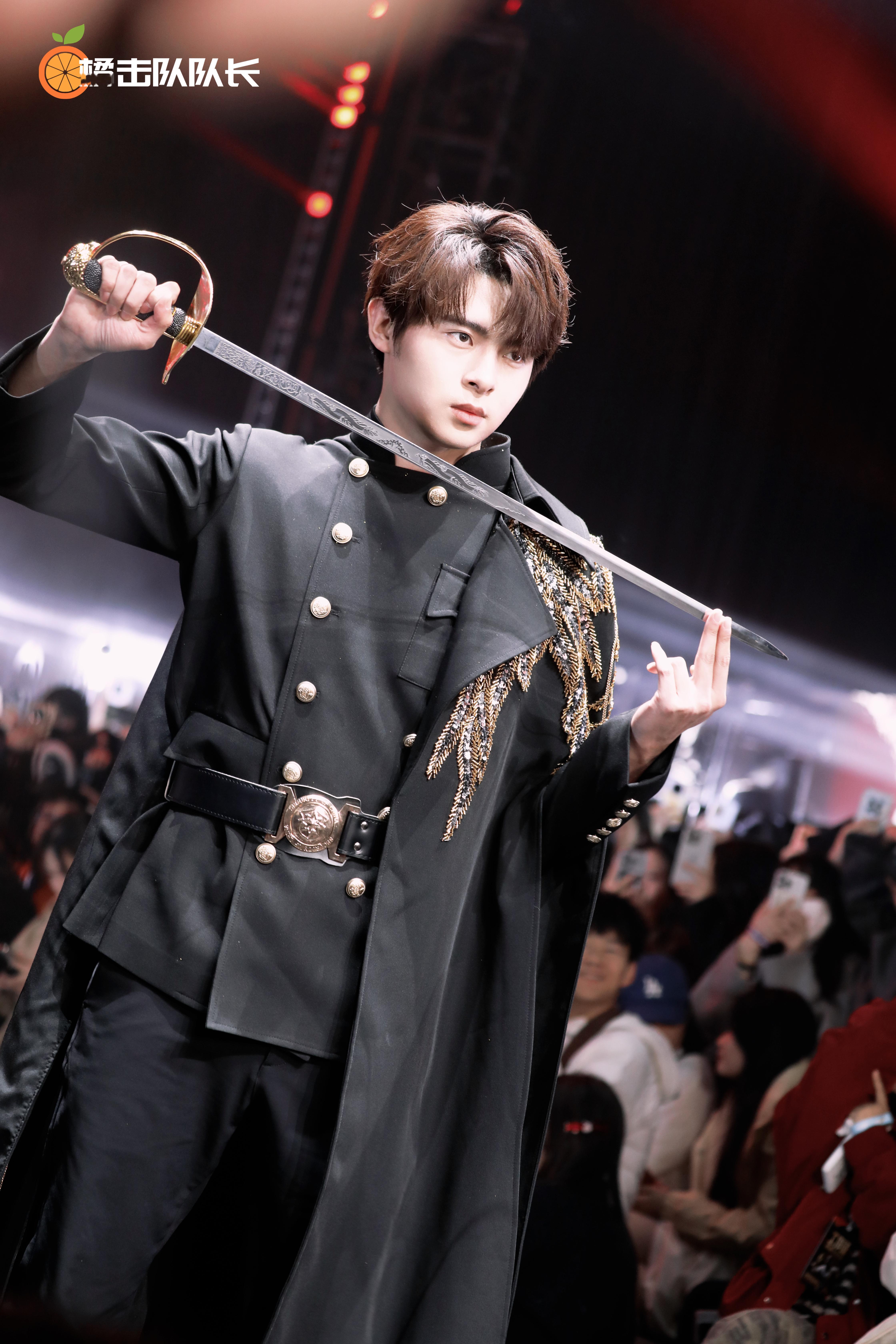 伞兵集结夜权威舞台翻翻队长的相机 权威二字无需多言2025和平精英全明星电竞周2