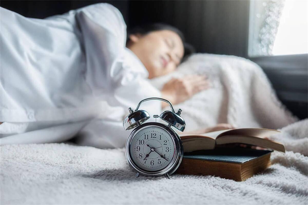 10点睡觉是错误的？医生建议：过了63岁，睡觉尽量要做到这4点 
 
"晚上10