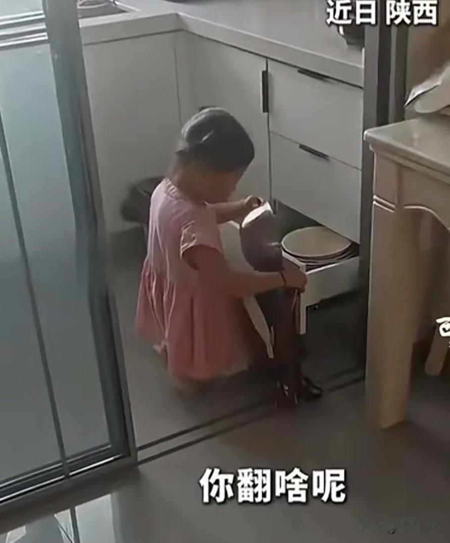 小女孩嫌幼儿园饭碗太小，想从家里拿大碗！
妈妈问：你拿碗干嘛，孩子说，学校碗太小