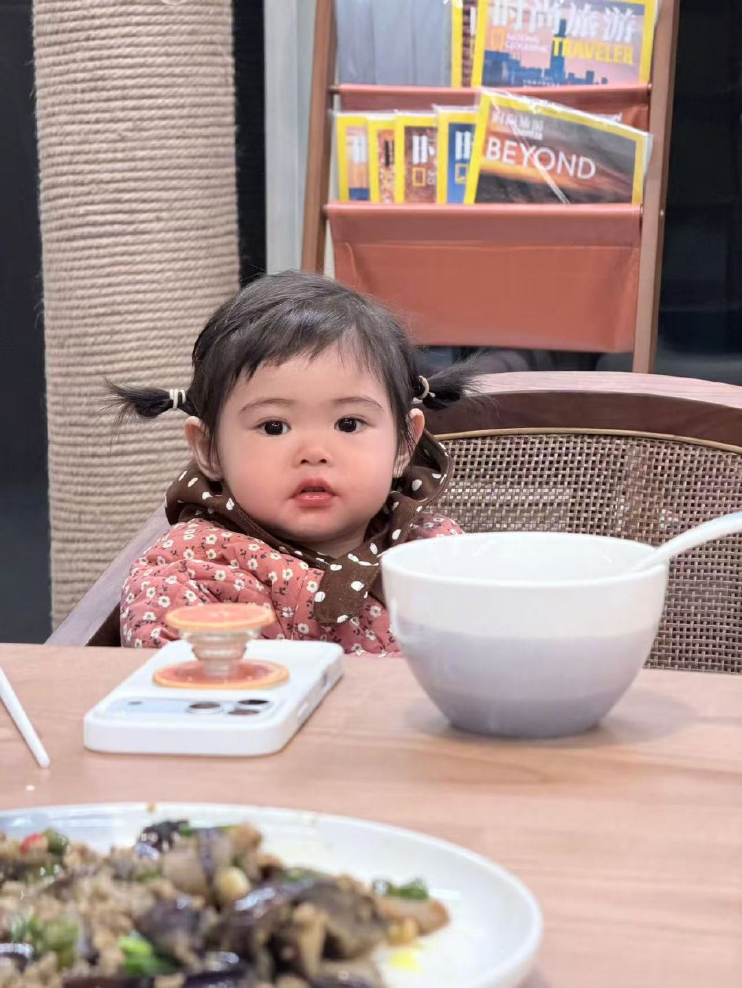 白鹿晒萌娃的笑脸白鹿晒娃 哈哈哈白鹿晒萌娃的笑脸，咱就是说真的好可爱啊！ 