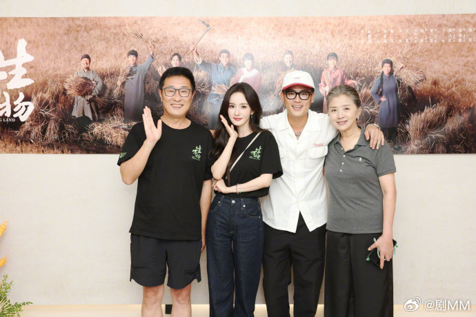 杨幂分享生万物庆功宴大合照杨幂晒生万物庆功宴合照四宫格大家的笑容都好真诚，整个画
