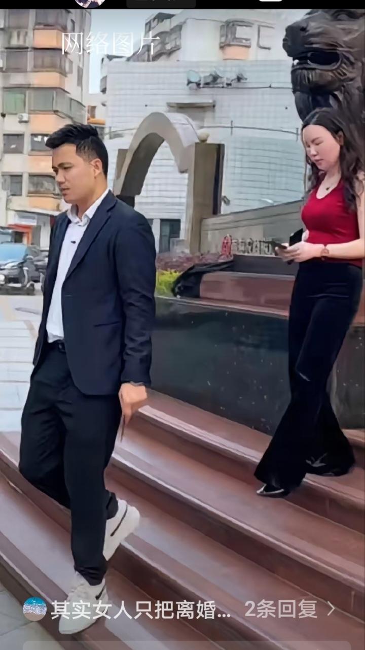一位妻子总是挑丈夫的毛病，在一次争吵中，她说这日子没法过了，干脆去把婚离了。丈夫