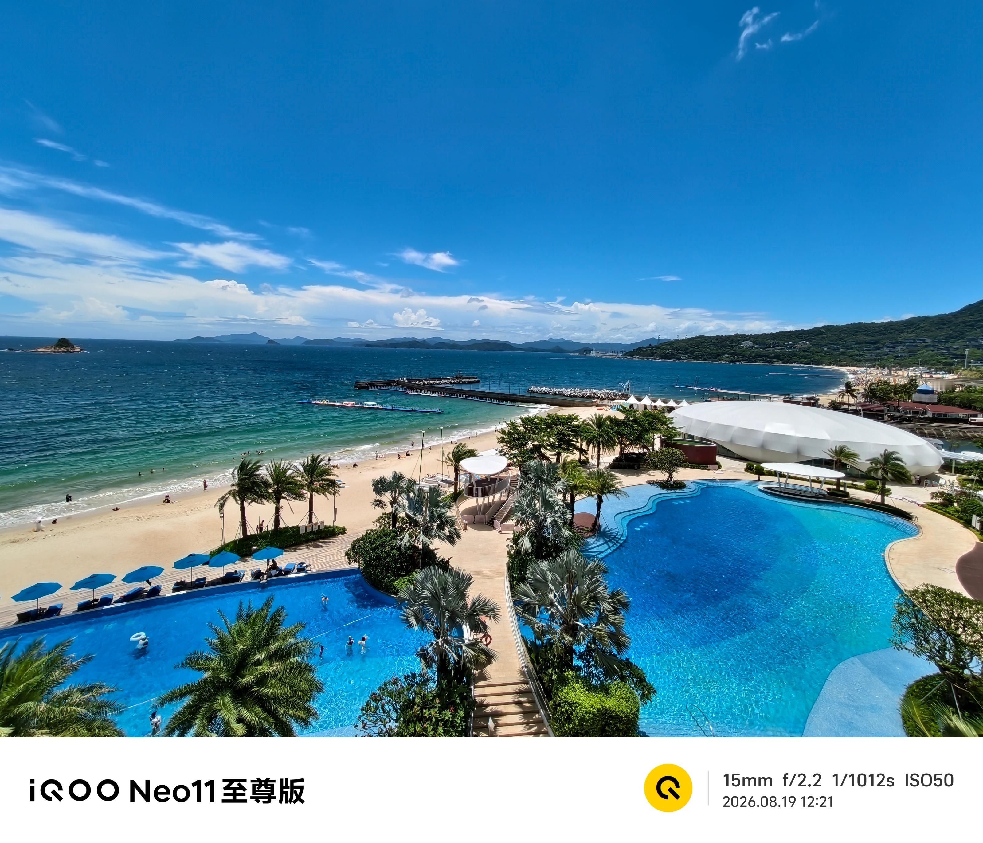 昨天在深圳小鹏安排的酒店是大梅沙的洲际酒店，海边的风景很美的，可惜我没时间享受，