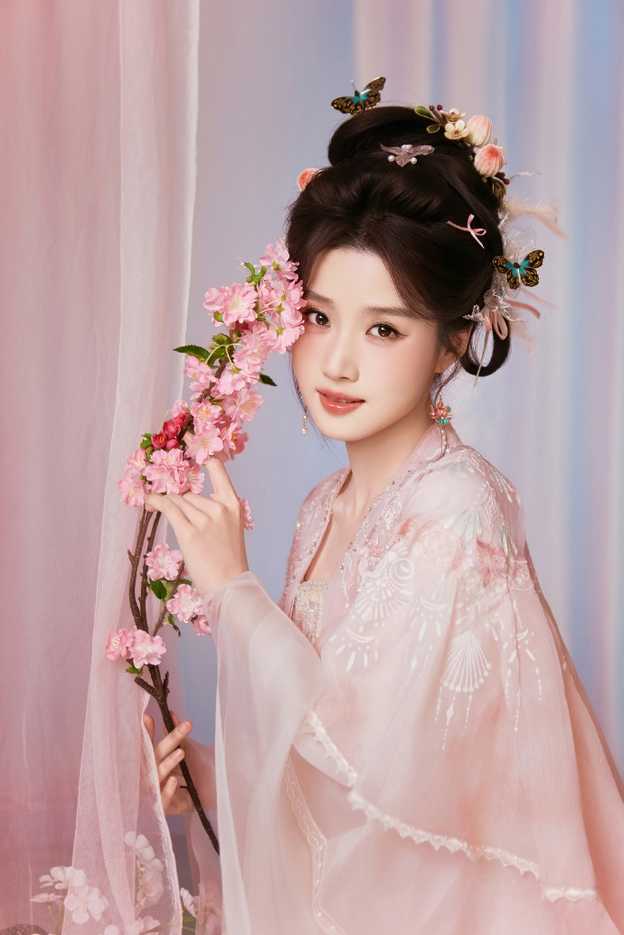 卢昱晓桃花仙子卢昱晓跨晚妆造 桃花仙子 