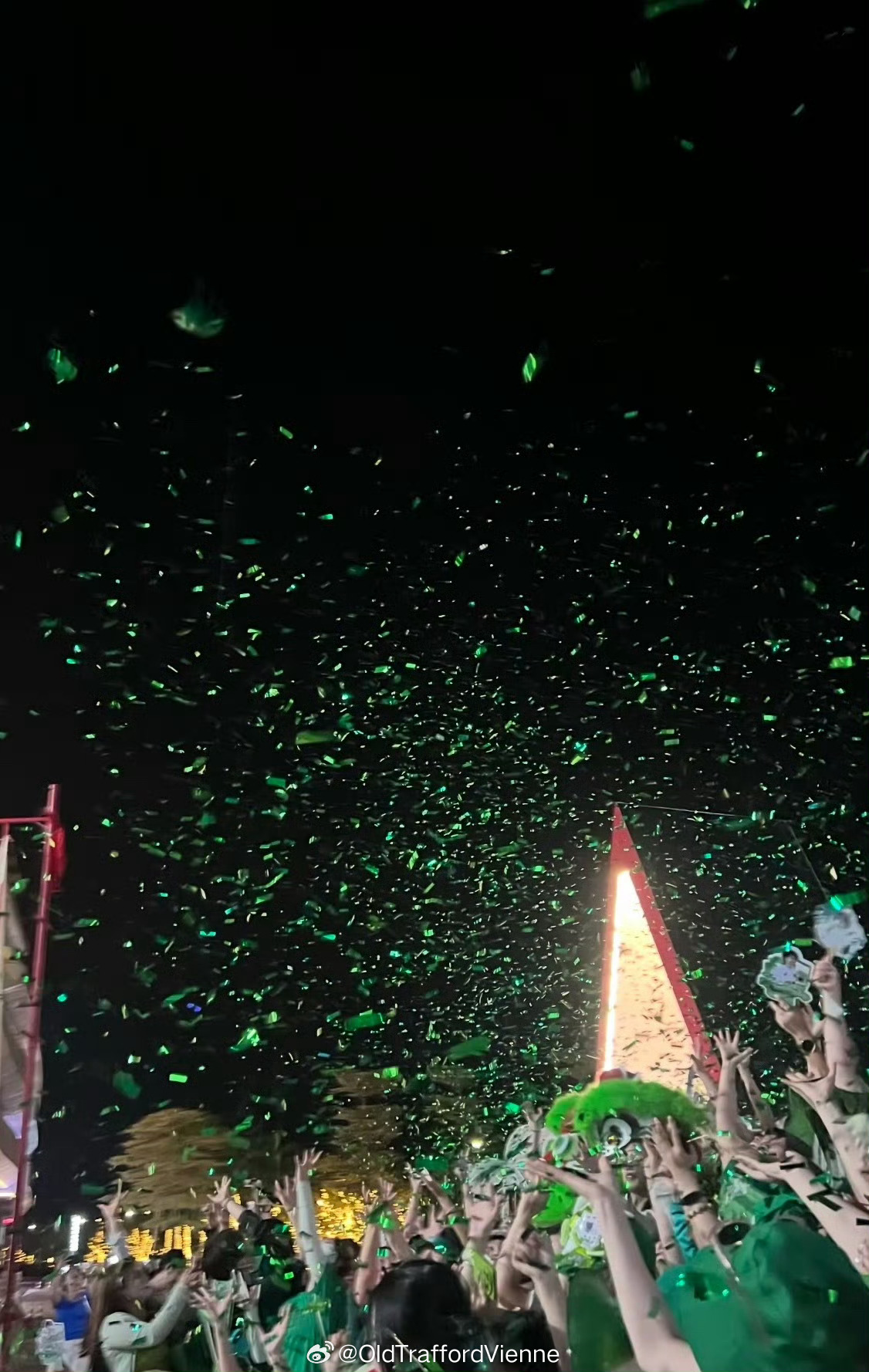 风雨无阻💚💚王一博与粉丝雨中双向奔赴