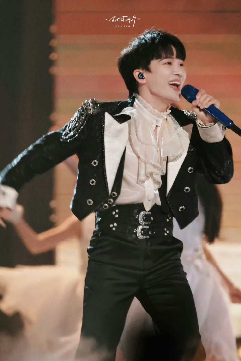 周深唱的心愿便利贴 七年前的今天，周深用一把嗓子分饰两角，把《心愿便利贴》唱进了