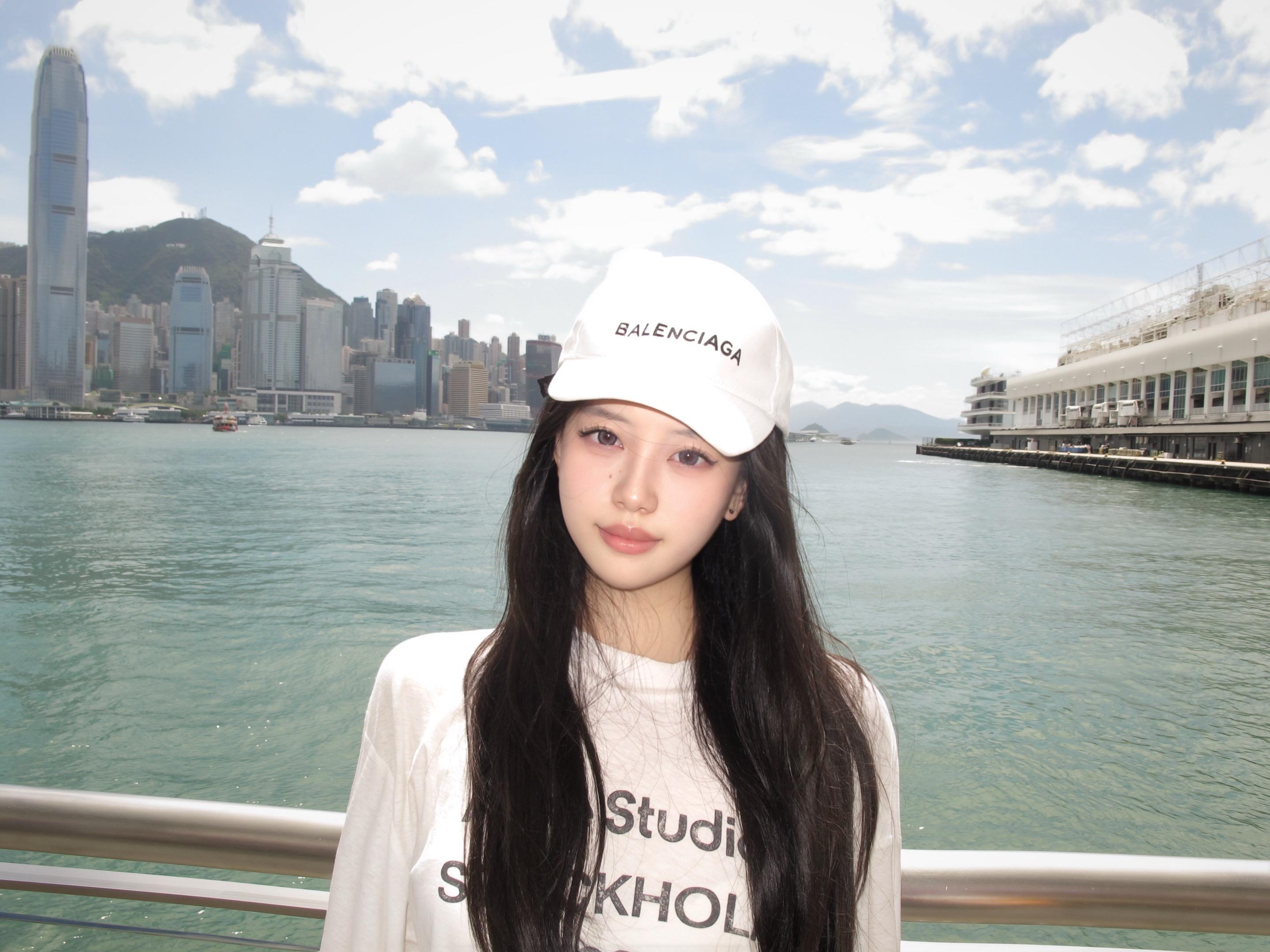 维港的风吹来。