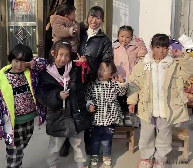 泪目。河南1男子意外离世。 不久后，妻子也丢下5个孩子悄然离去。弟媳心生可怜，不