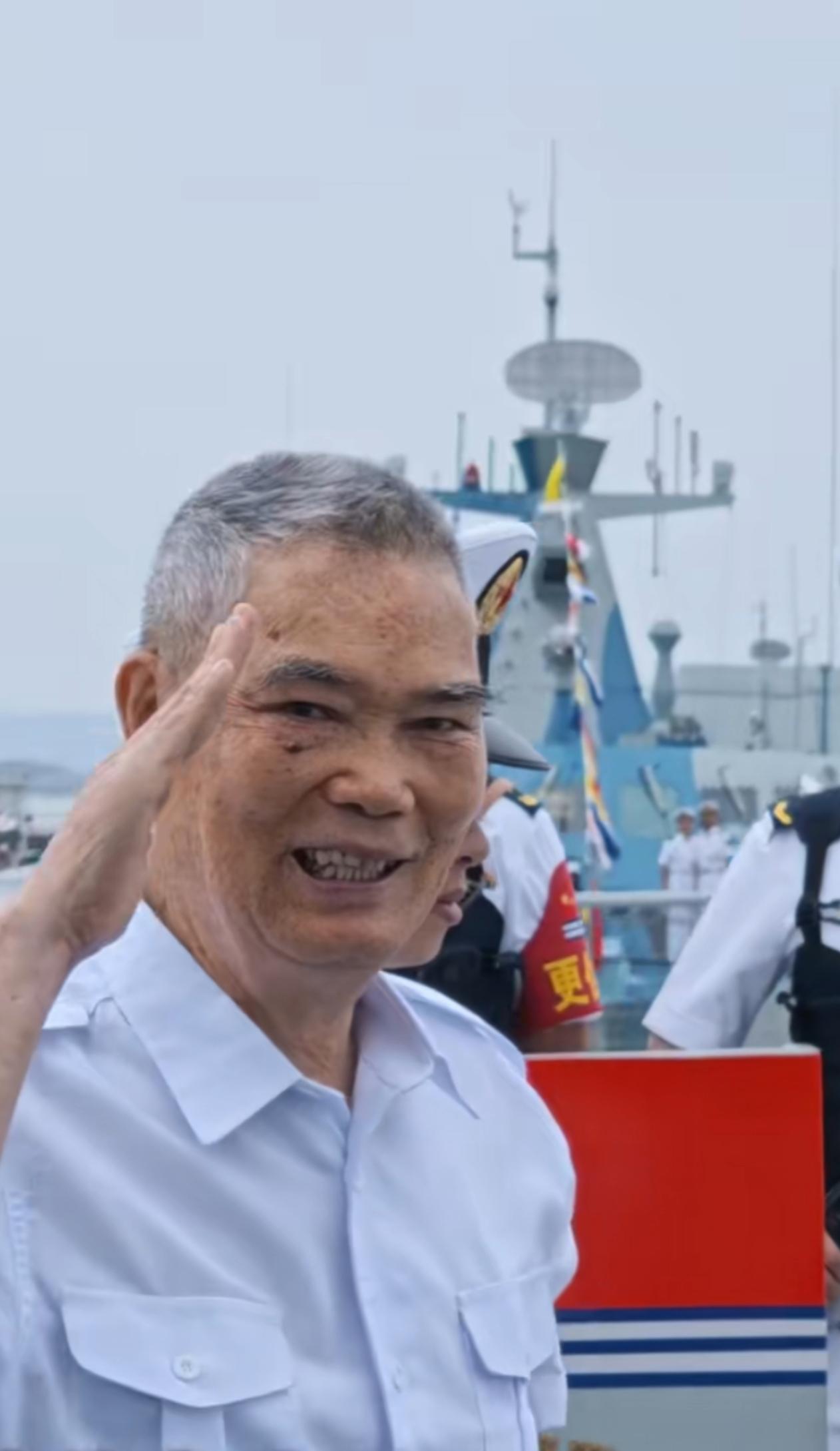 海军节舰艇开放日，一等功臣麦贤德登上军舰参观，喜悦的心情都写在他的脸上。