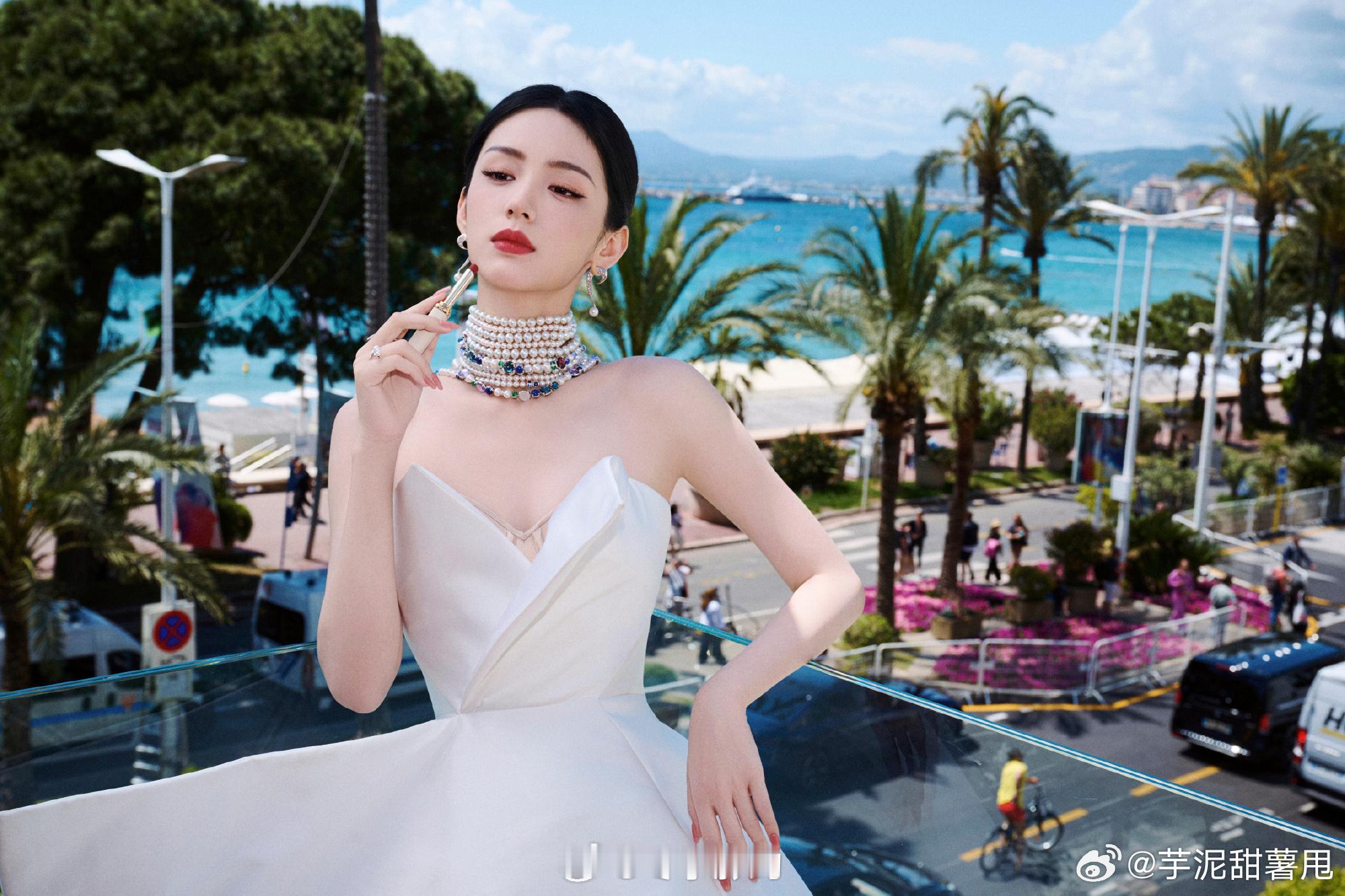 周也抵达戛纳电影节 抱着花束走出来那个画面很舒服，不是那种硬凹的机场街拍是自然的