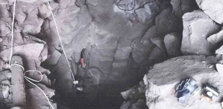 张某、赵某等人连盗汉墓2座、清末墓1座、古文化遗址2处，仅盗得铜带钩一枚，主犯获刑超10年