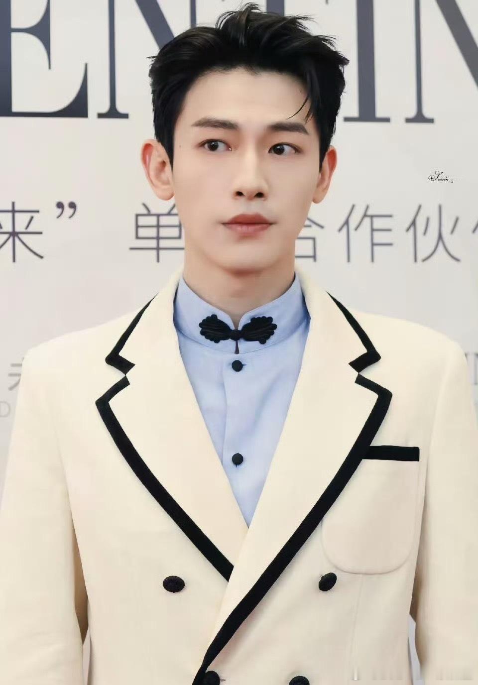 辛云来华伦天奴活动生图辛云来华伦天奴活动生图状态 辛云来华伦天奴活动生图状态！！