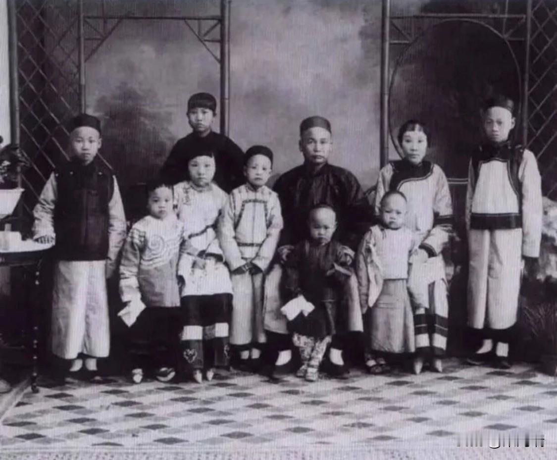 这两张照片分别是1900年和1909年拍摄的詹天佑全家福，通过对比可以清晰地看出