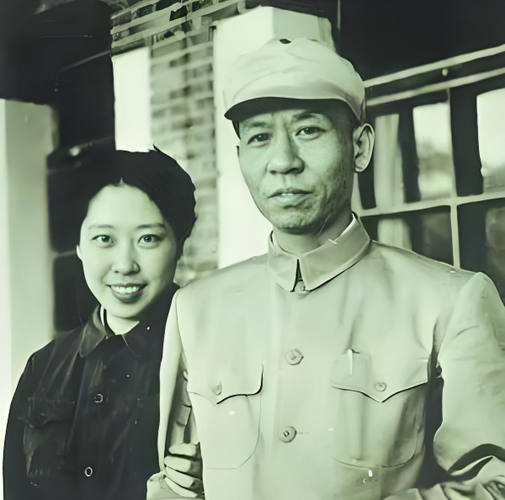 这是28岁的王光美和刘少奇主席最真实的合影，大家不要被电视剧演员骗了，王光美长相