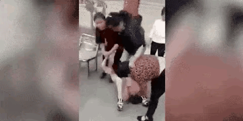 小三儿固然可恨，可是这几个女的也太狠了吧，站在小三儿肚子上蹦哒的一定是原配吧，这