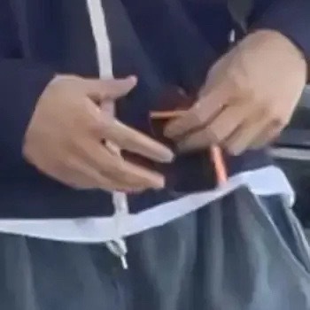 RIIZE宋银硕在机场当众掏出一个很像电子烟的物品，看清是什么之后超级慌张的塞回