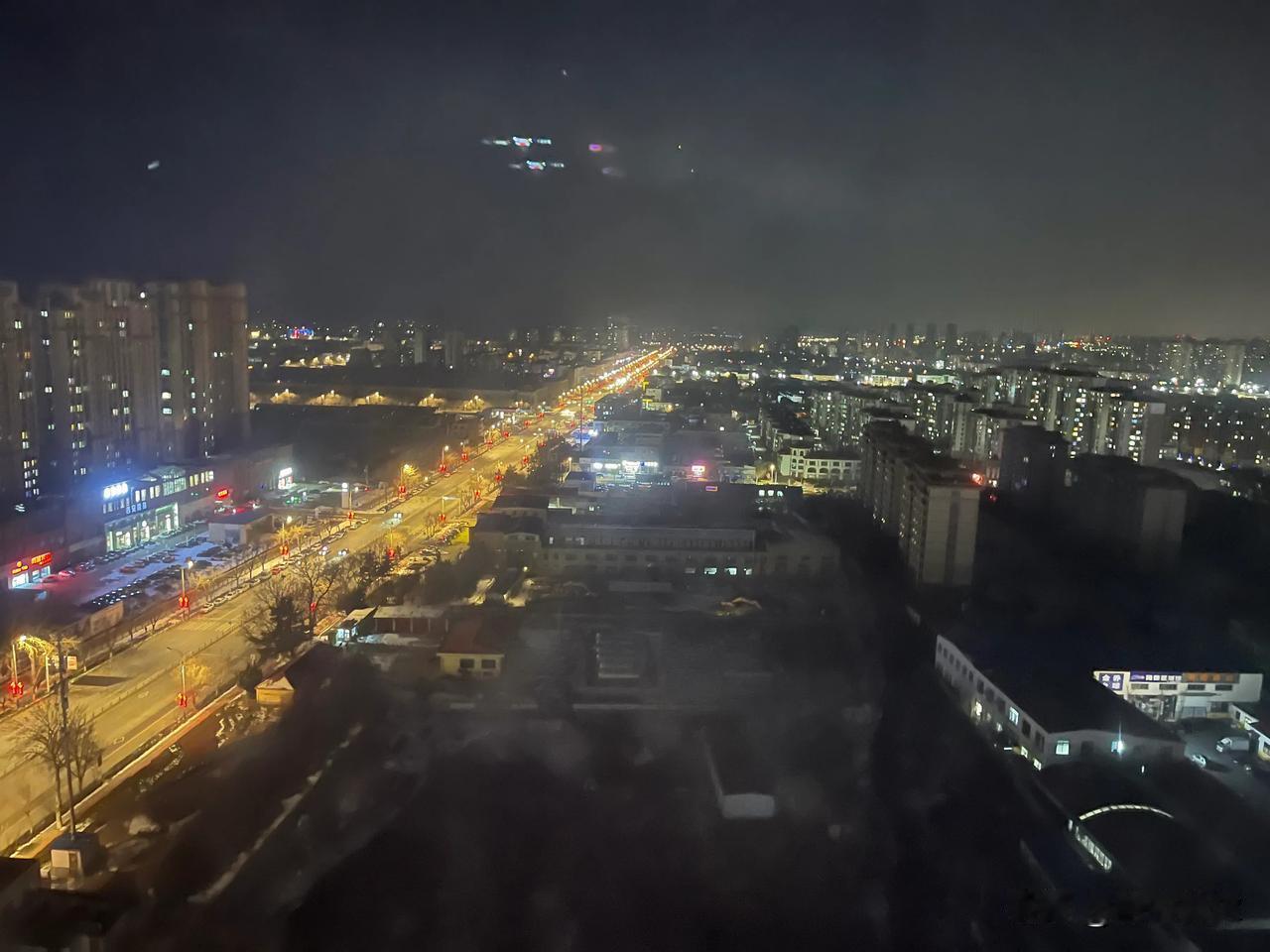 #分享一张随手拍的夜景#
飞机在夜空中盘旋，城市的轮廓万家灯火中辉煌灿烂着。
好