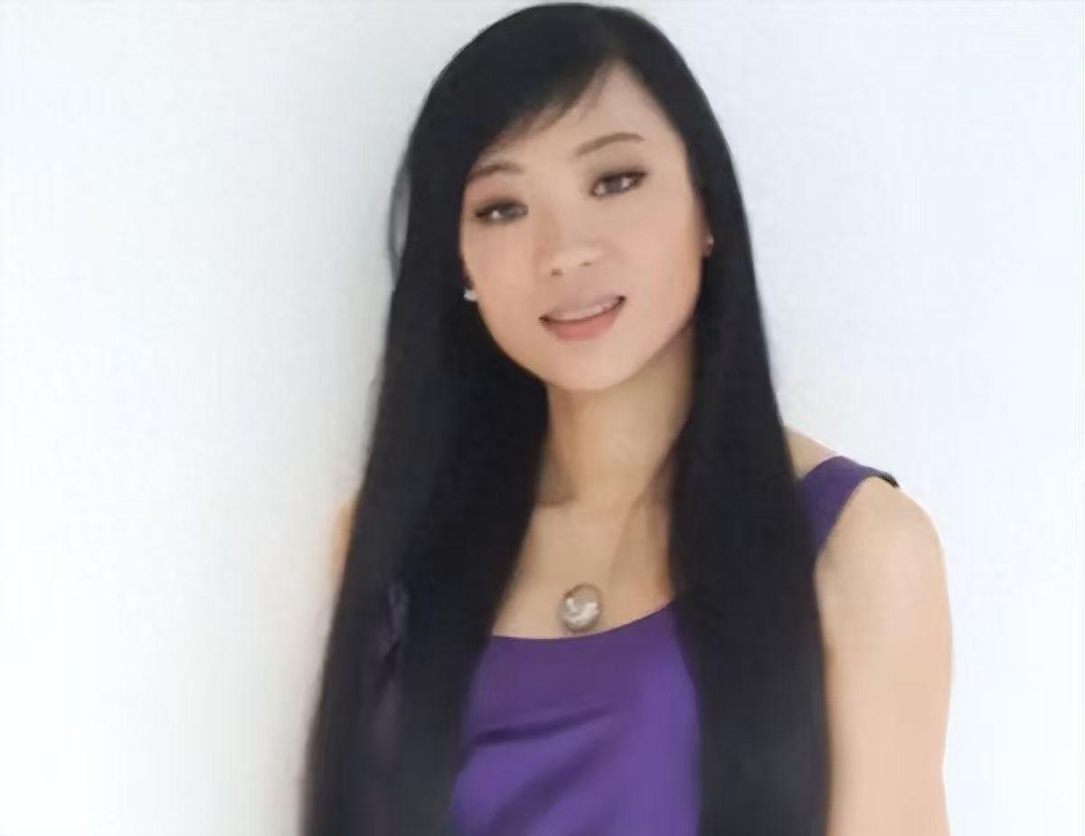曾经在《非诚勿扰》舞台上风光牵手的女嘉宾王佳，竟然在婚后两个月、自己还怀着孕的时