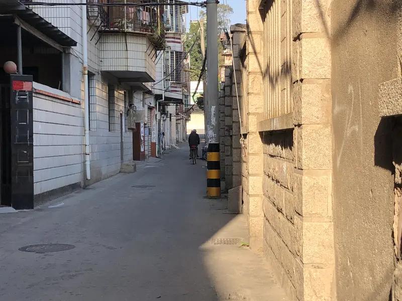 家门口遇害女子母亲称将申请抗诉 “成都27岁女子家门口被杀案”一审判凶手梁某滢死