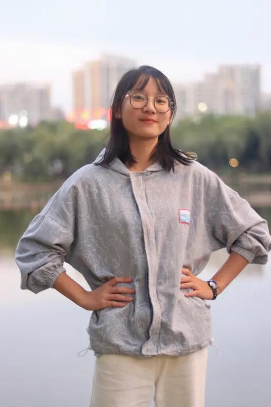 网红岳雨婷在巴黎时装周上的“真容”引发了热议，美颜背后的真实面貌究竟如何？
网红