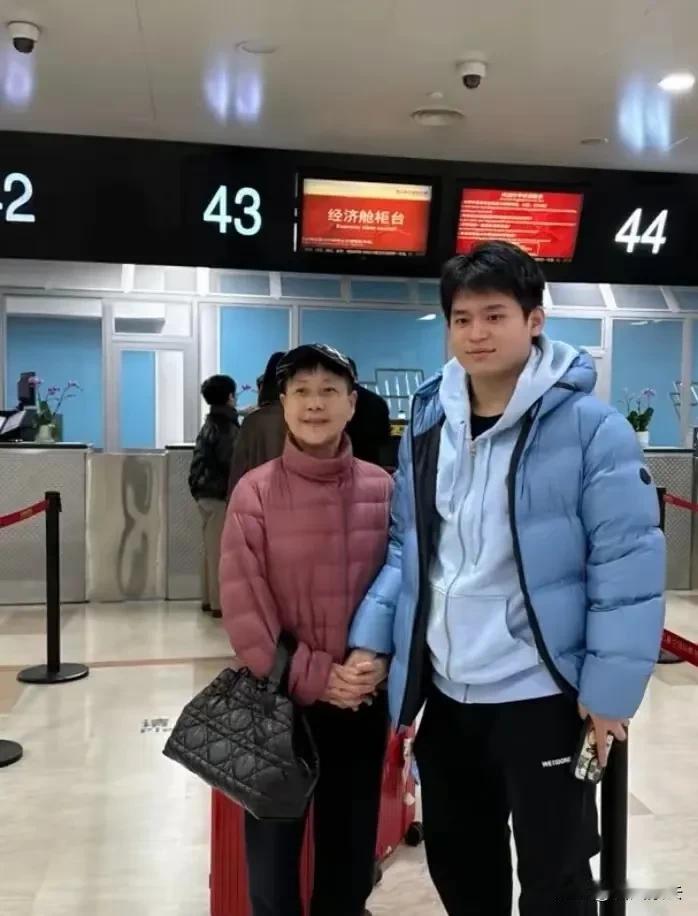 林诗栋：少年归心似箭，乒超再启新征程

晨光微露，林诗栋已从海南启程，奔赴北京国